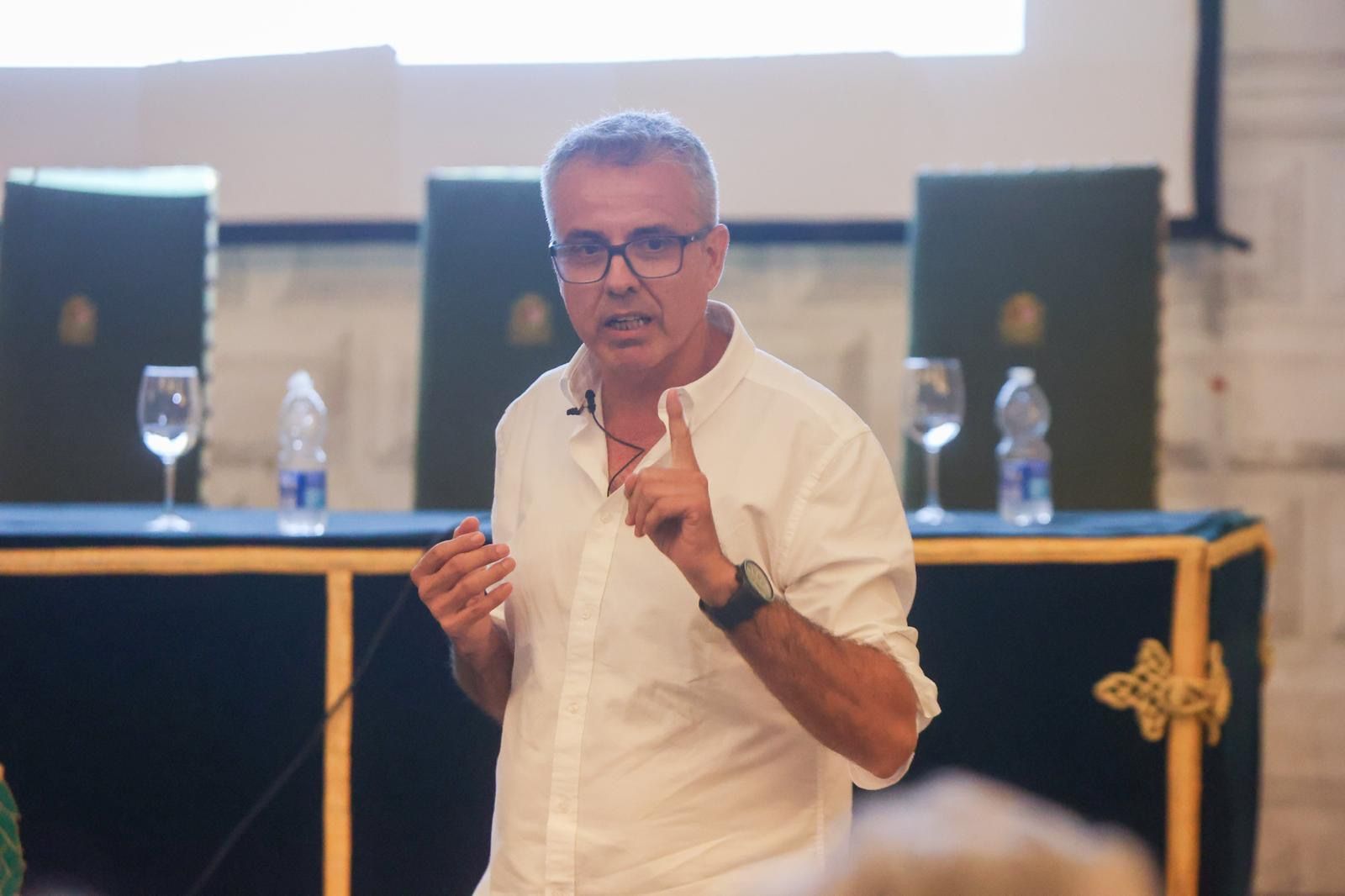 El profesor César López Gómez, en el acto de presentación de su nuevo libro.