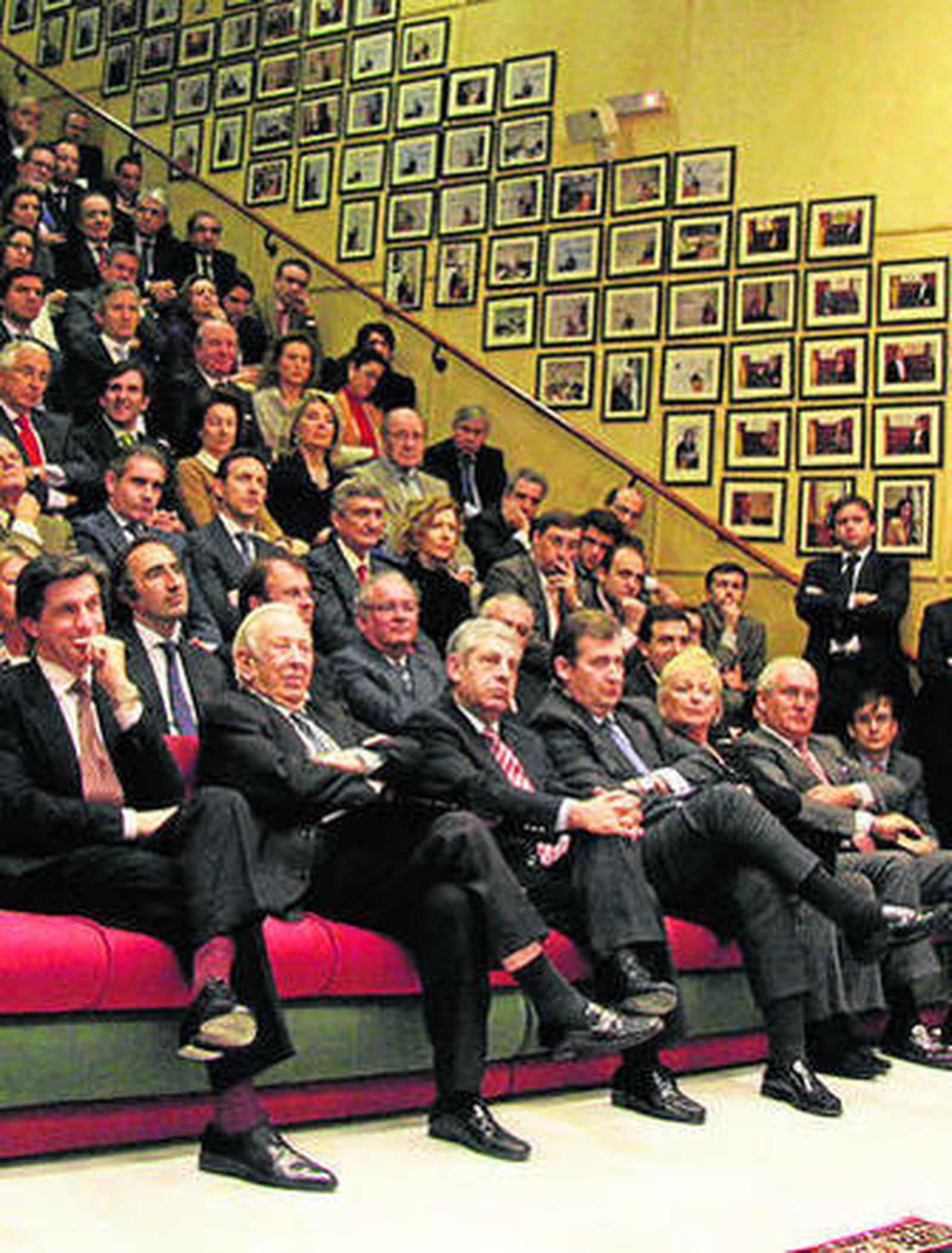 1. El catedrático emérito de Derecho Mercantil Manuel Olivencia (segundo por la izquierda) presentó al ponente.  2. Emilio Cuatrecasas, durante su intervención. 3. El decano de los jueces de Sevilla, Federico Jiménez Ballester, José Rodríguez de la Borbolla, la alcaldesa de Marbella, Ángeles Muñoz, el presidente de la Caja Rural del Sur, José Luis García Palacios o el portavoz municipal del PP en Sevilla, Juan Ignacio Zoido, entre otros asistentes al acto.