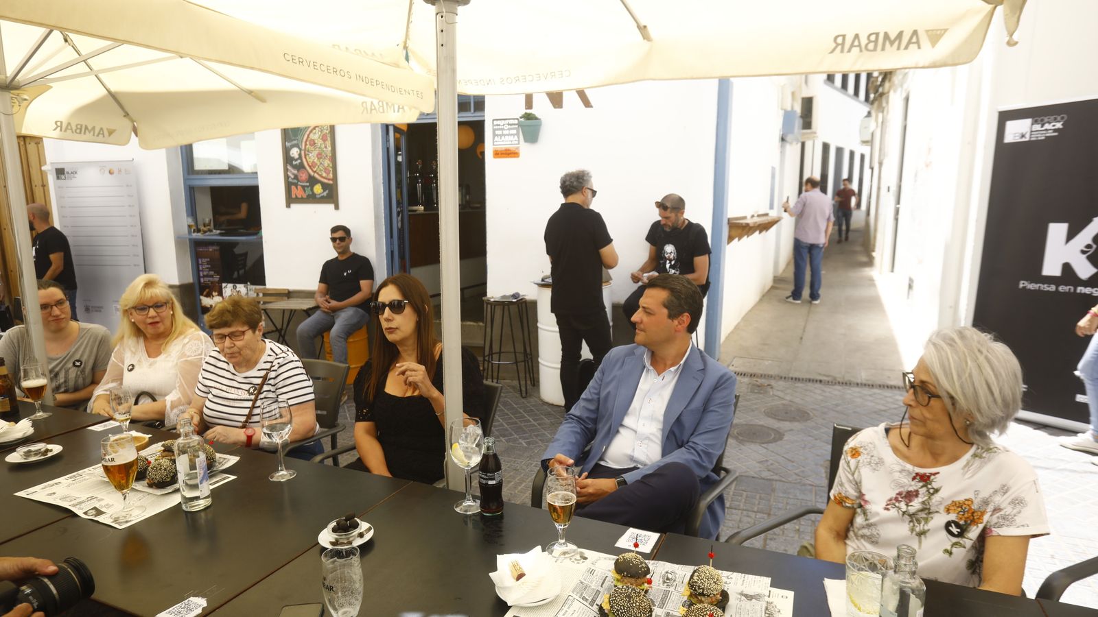 José María Bellido y Dolores Redondo en la terraza del bar Munda.