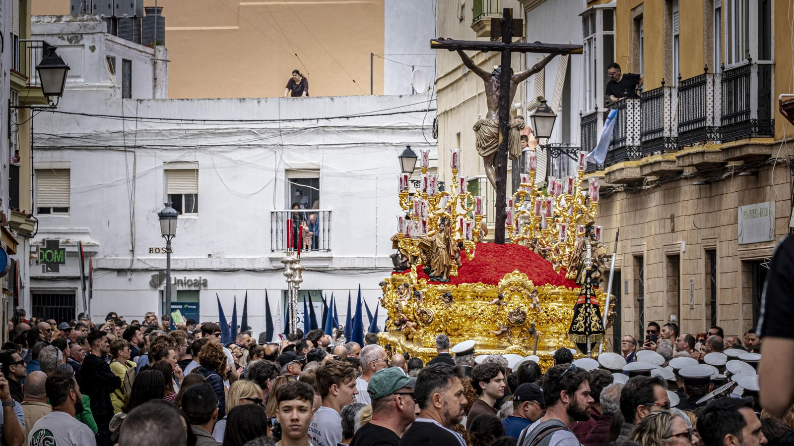 Imágenes de la salida de La Palma en la Semana Santa de Cádiz 2025