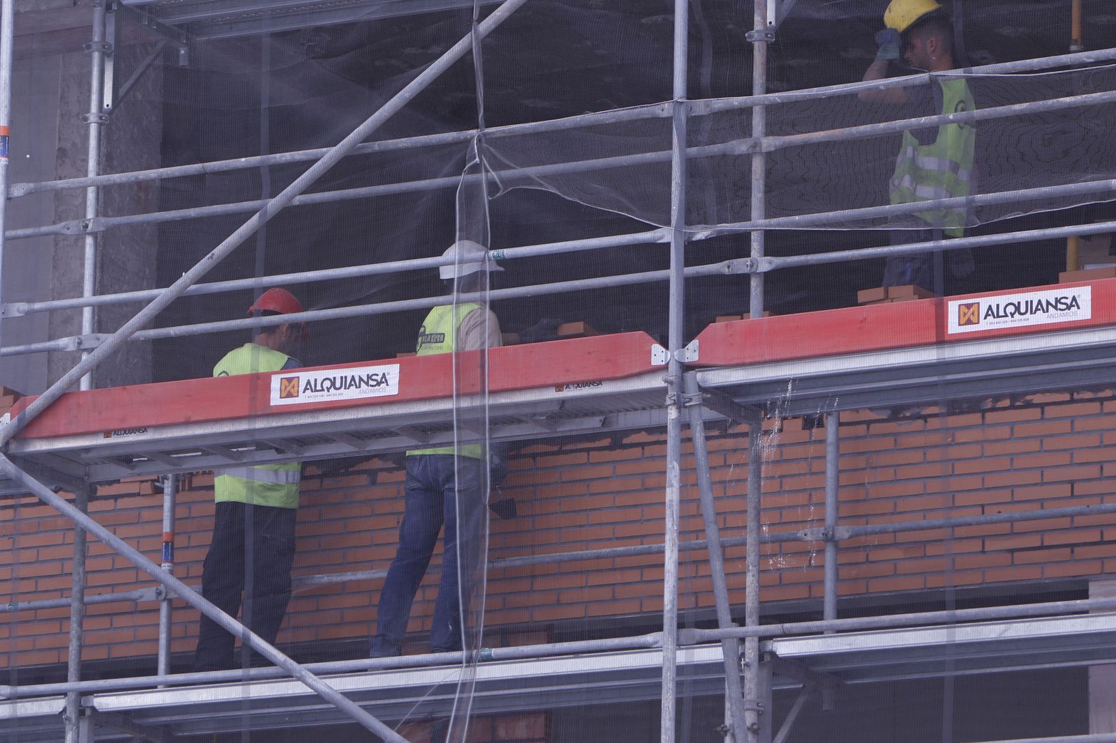 Albañiles en la obra de un edificio.