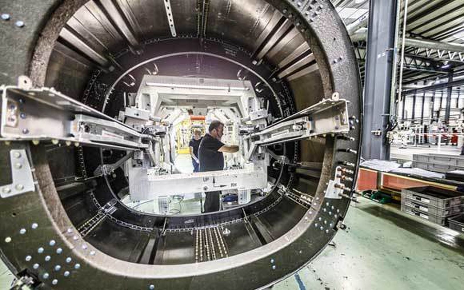 Varios empleados inspeccionan uno de los conos de cola que se fabrican en Alestis Puerto Real. /Julio González