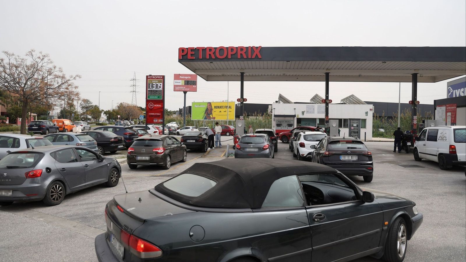 Coches repostando en una gasolinera de Málaga, este martes.