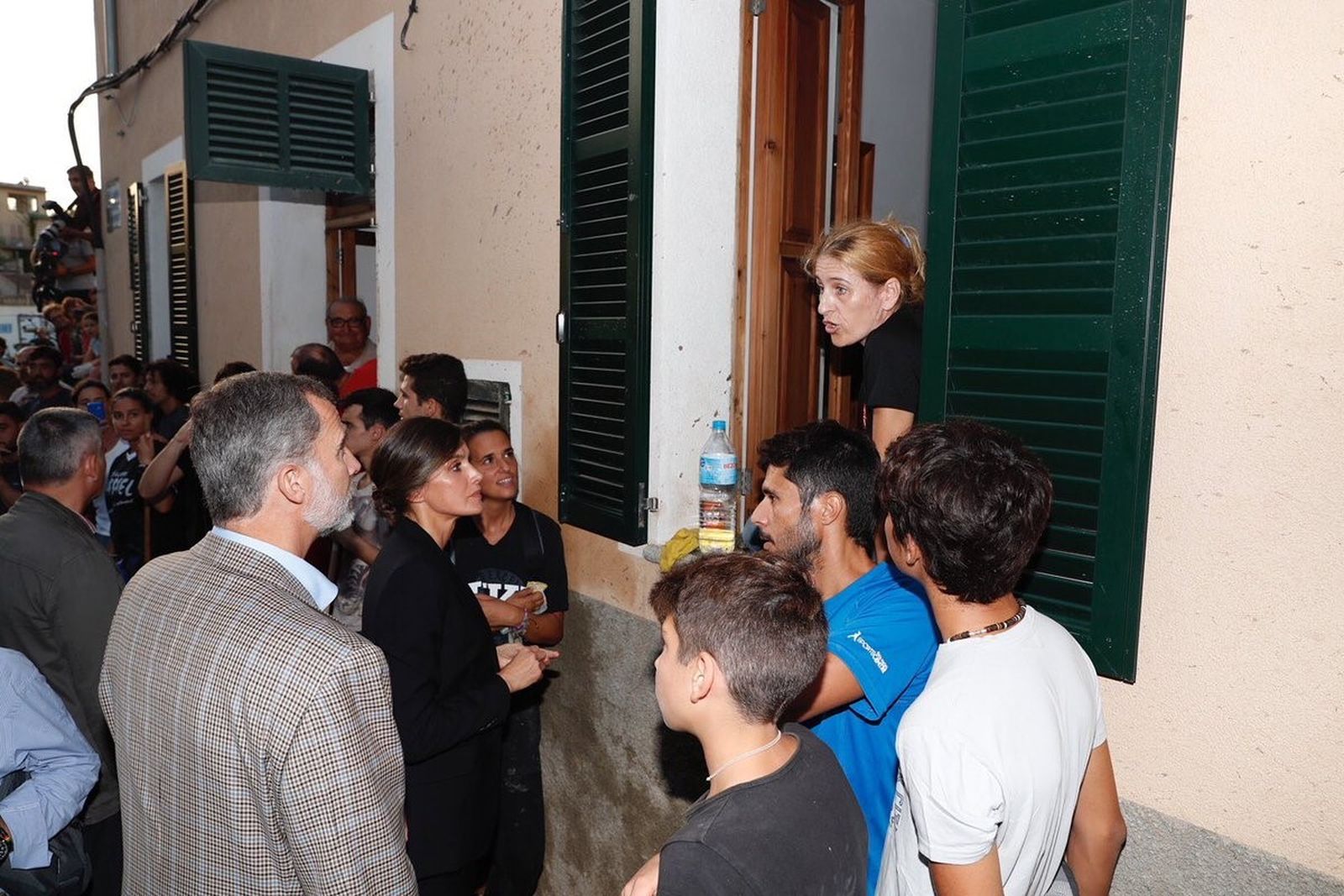 Los Reyes visitan a los afectados por las inundaciones en Mallorca.