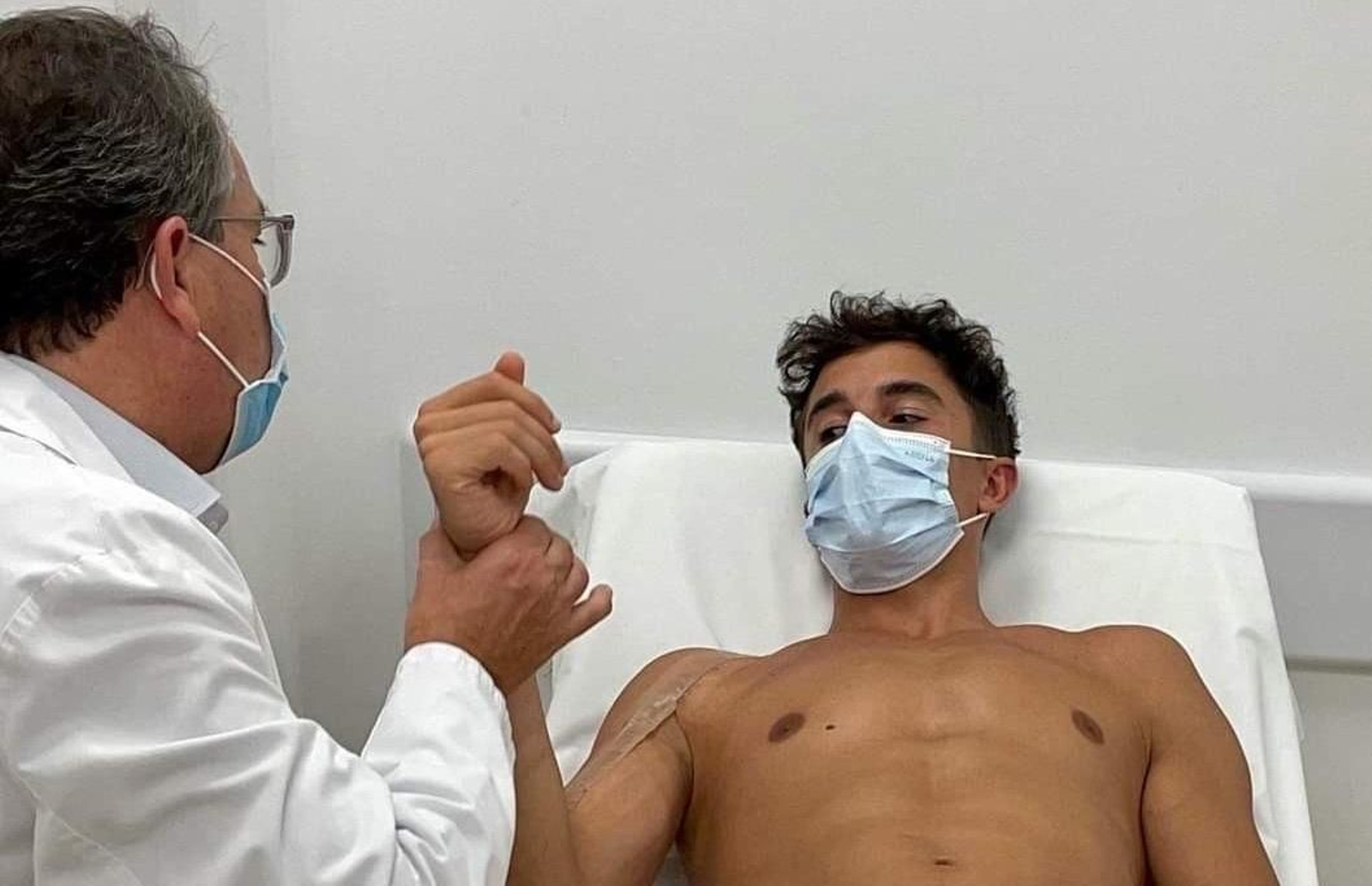 Marc Márquez, pasando la revisión.