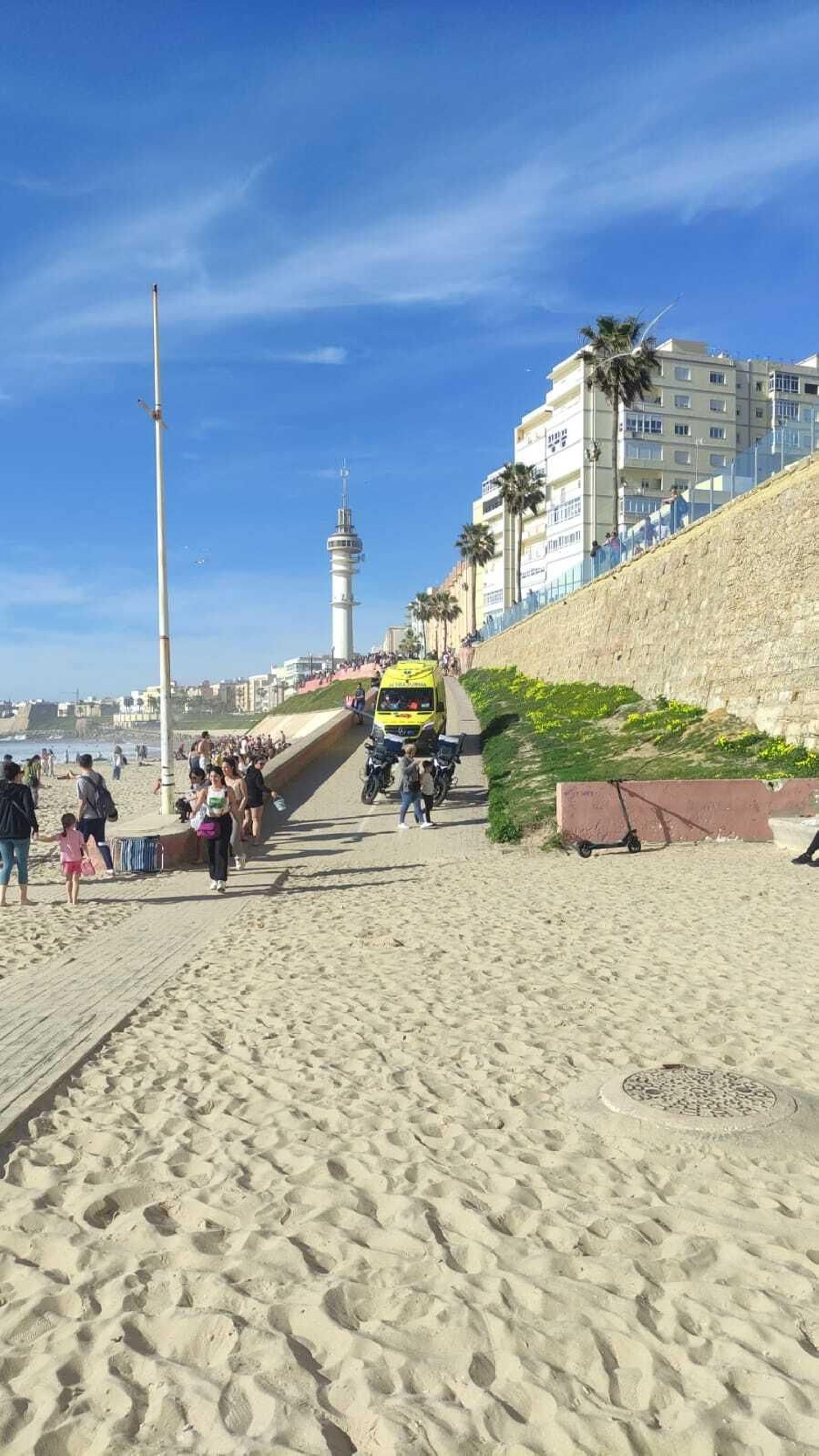 Imágenes del rescate de una joven en la playa de Santa María del Mar de Cádiz