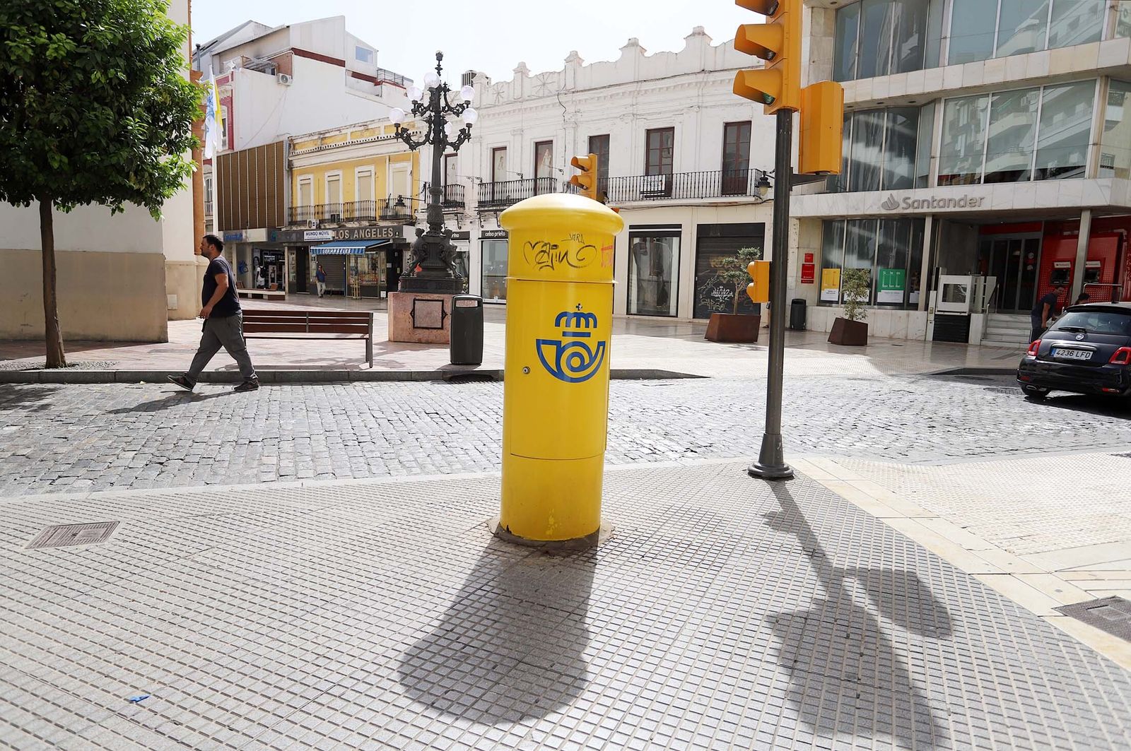 Uno de los apenas 27 buzones de correos que quedan en la capital onubense.