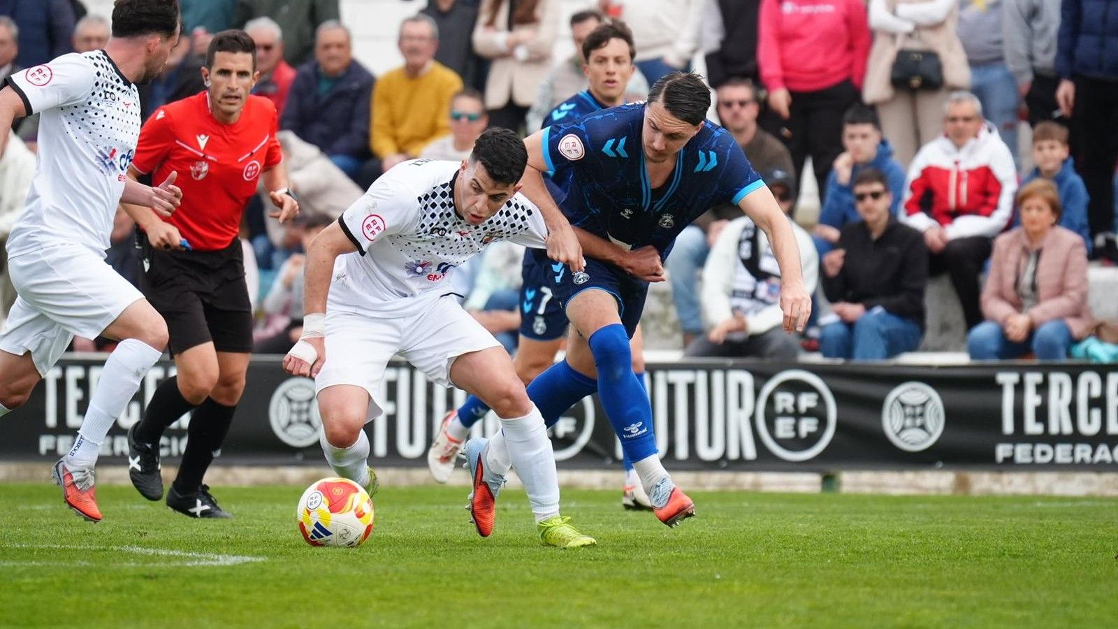 Fran Gómez (Pozoblanco) intenta marcharse de un rival.