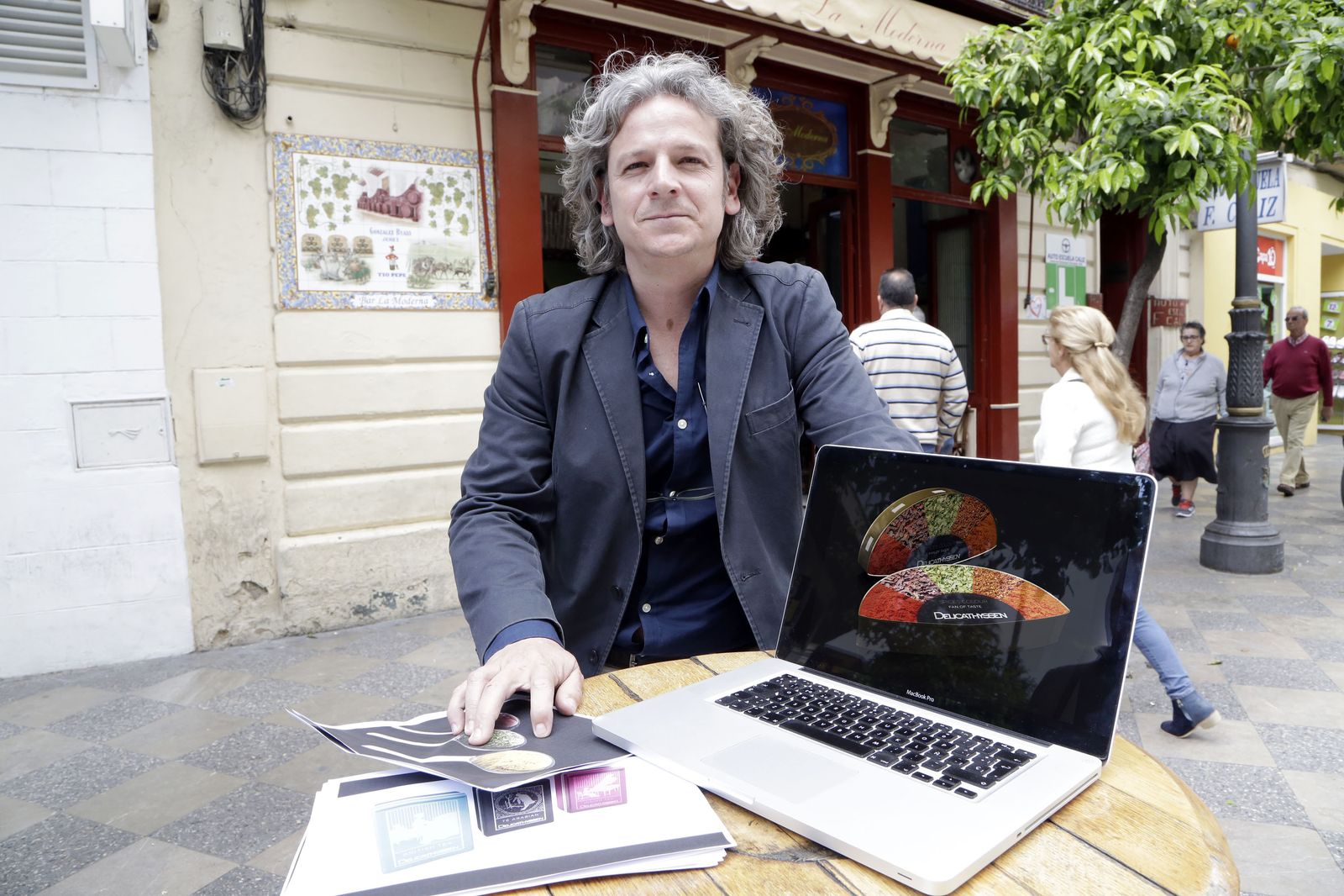 Santiago Jaén con algunos bocetos del proyecto 'Delicathyssen' que presentó al museo Thyssen en 2012.