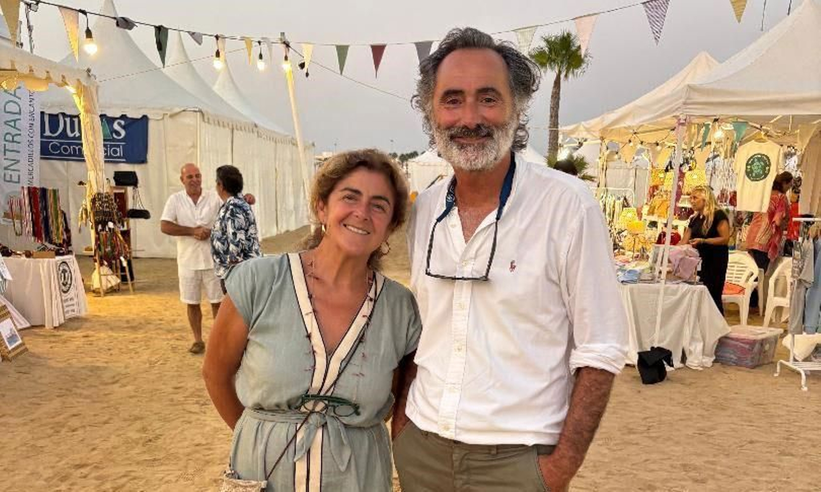 Macu Gómez y Juan Carlos Sánchez de Lamadrid, en el ‘Mercado con encanto’ del recinto de caballos.