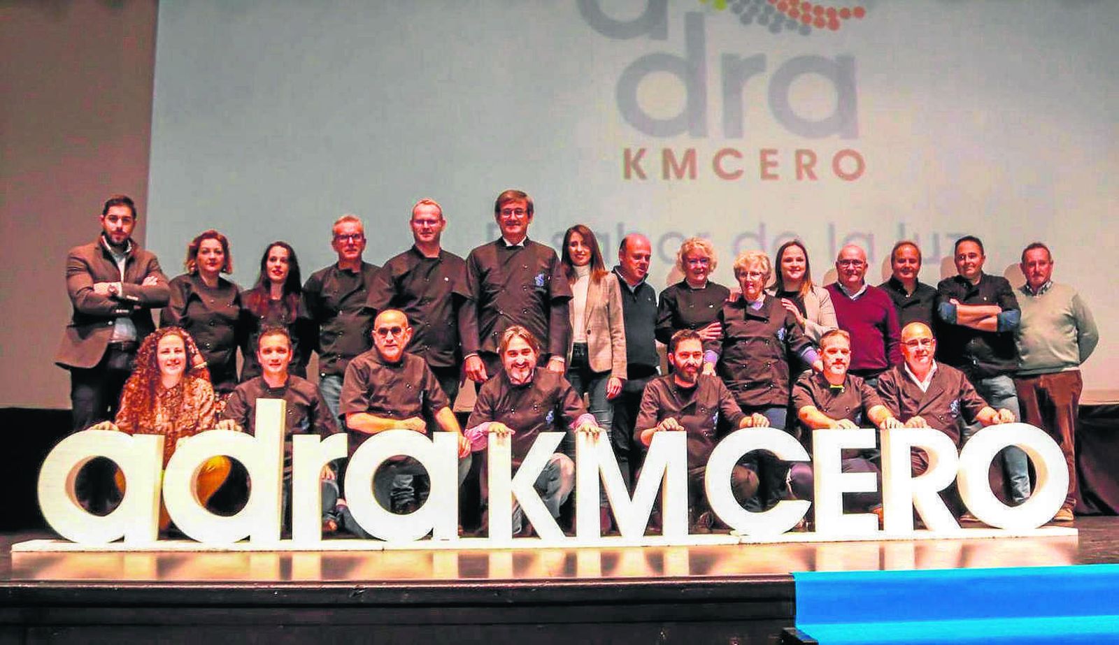 El alcade de Adra,  Manuel Cortés, junto a otras autoridades civiles  y algunos de los protagonistas de este proyecto, como el chef Tony García.