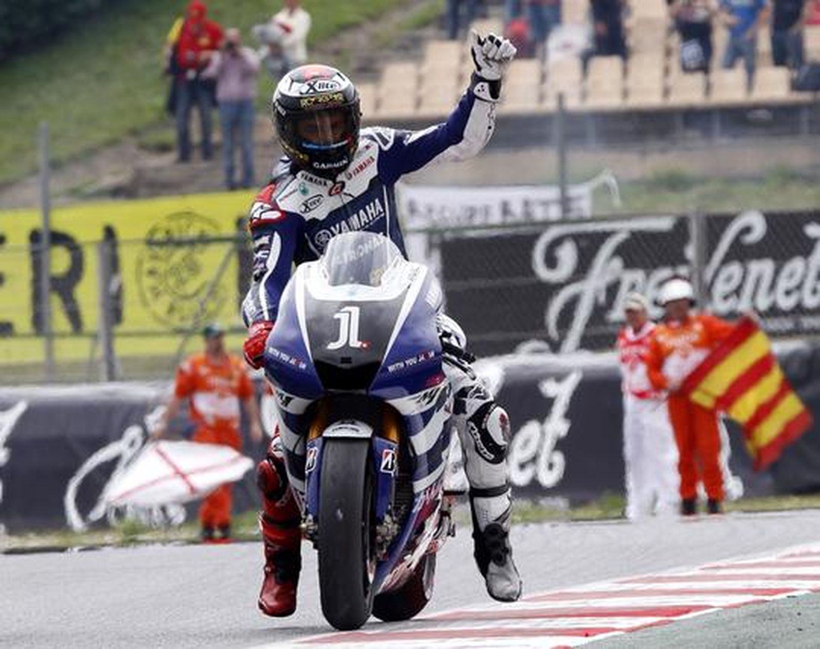 Stoner hace valer el poderío de su moto y se lleva el Gran Premio de Cataluña. / Reuters