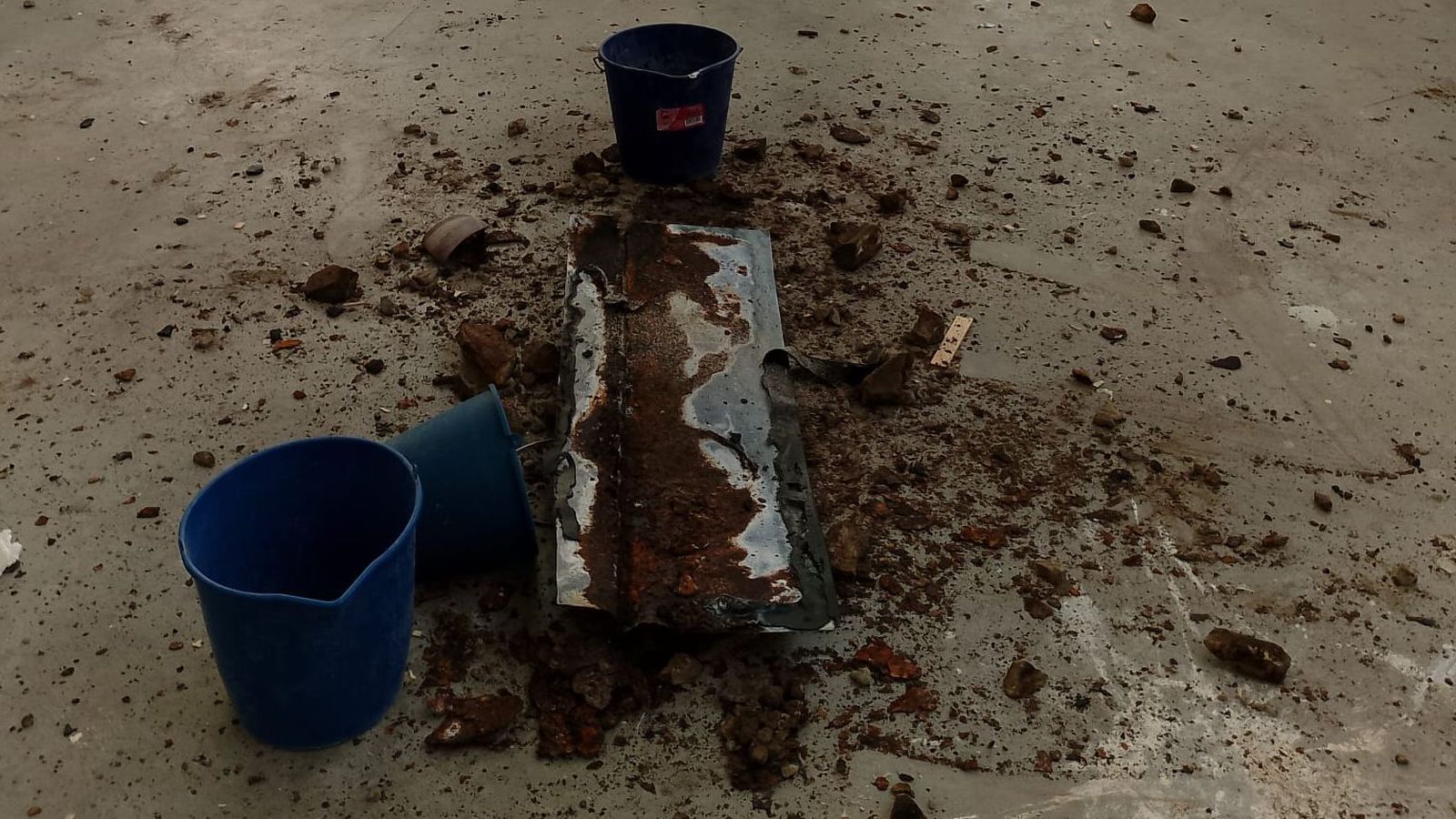 Parte del techo desprendido en marzo de 2025 en un taller de FP.