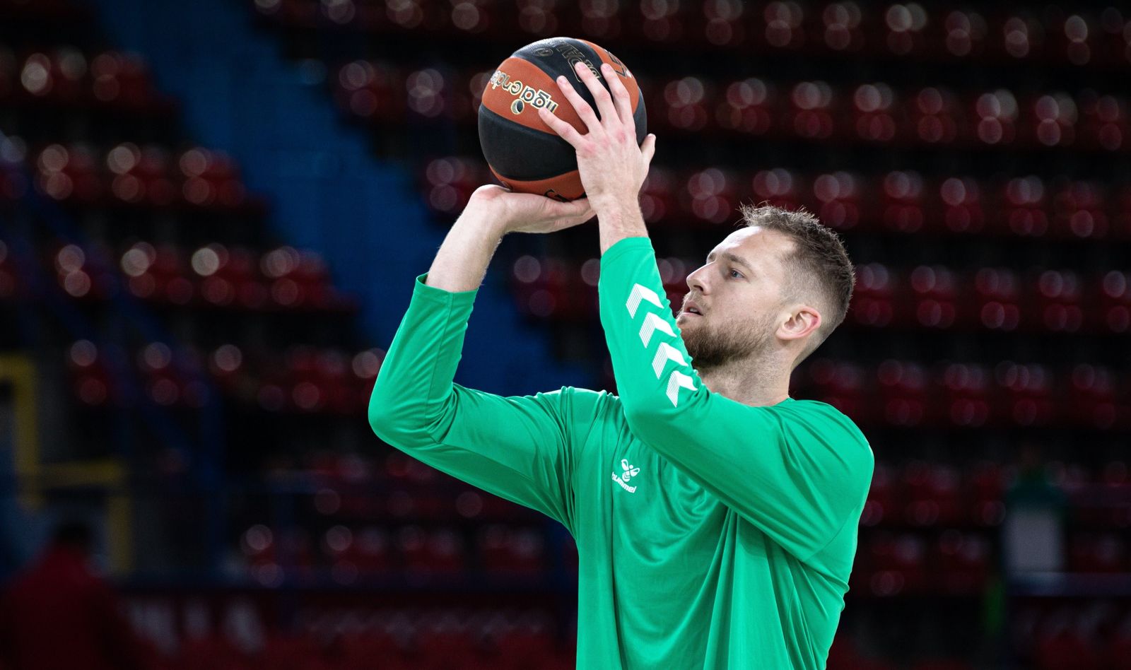 Luke Fischer lanza a canasta durante un entrenamiento con el Betis Baloncesto.