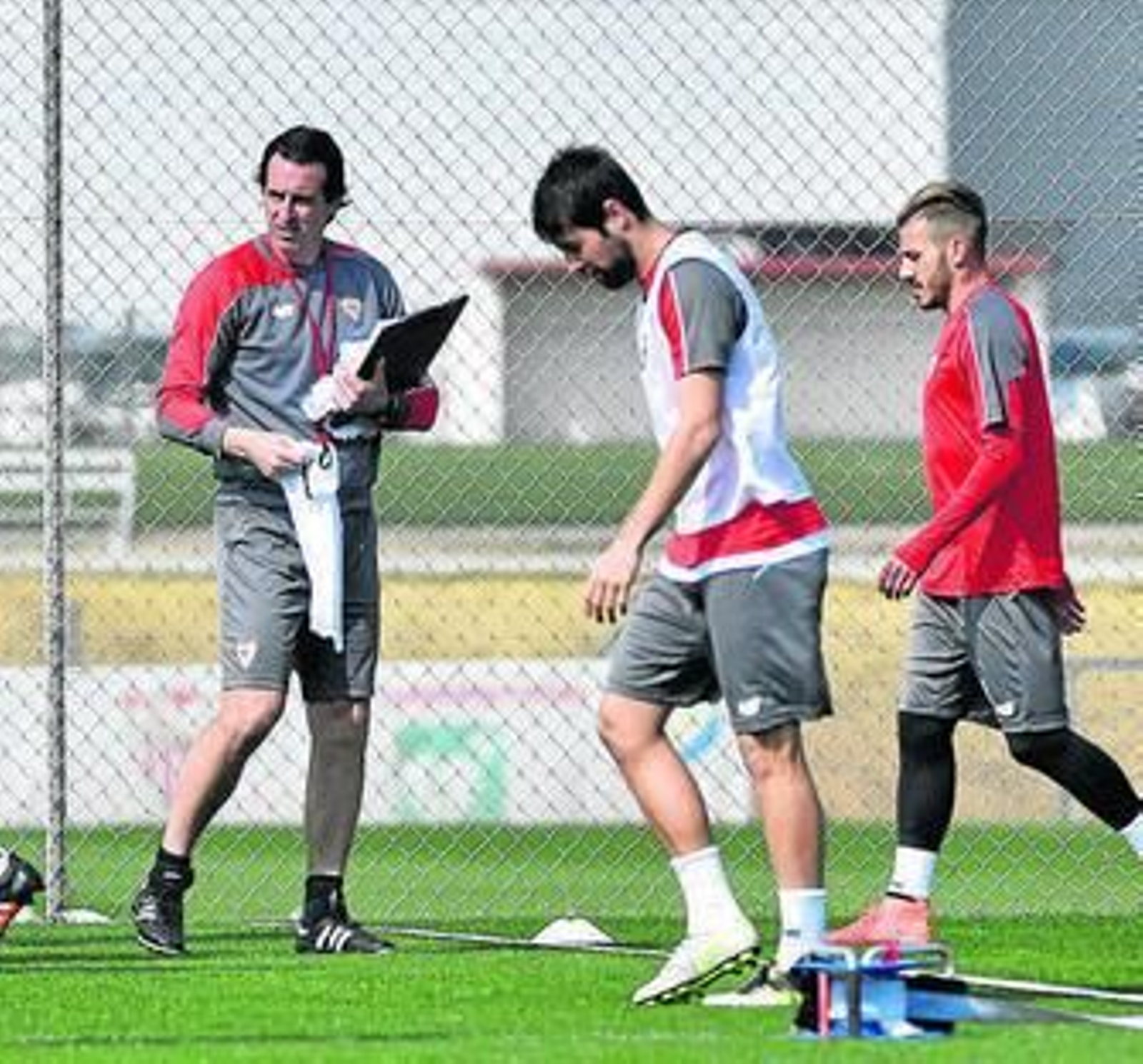 Unai Emery, ante Coke y Diogo Figueiras en una sesión reciente.