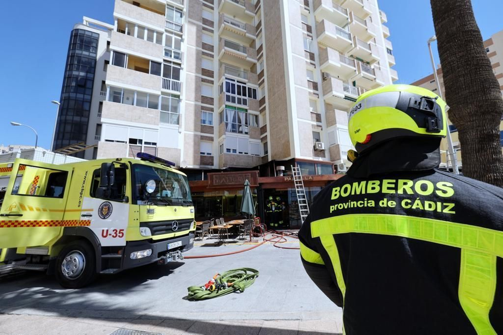 Imágenes del incendio en el Paseo Marítimo de Cádiz