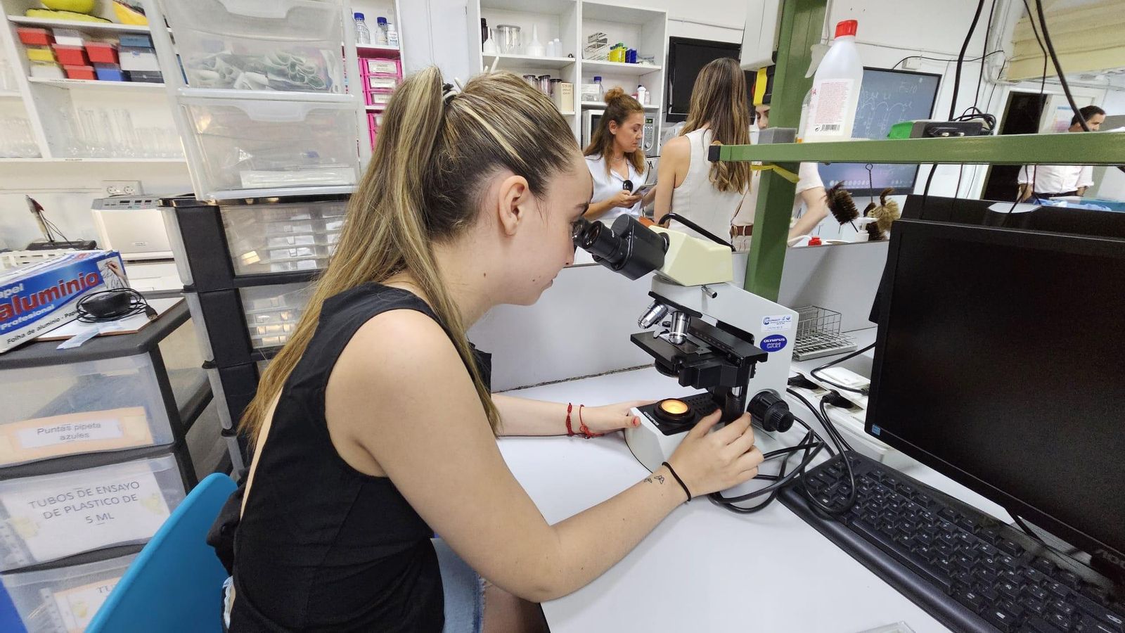 Una alumna durante la asignatura de laboratorio en el IES Albaida. Una alumna durante la asignatura de laboratorio en el IES Albaida.
