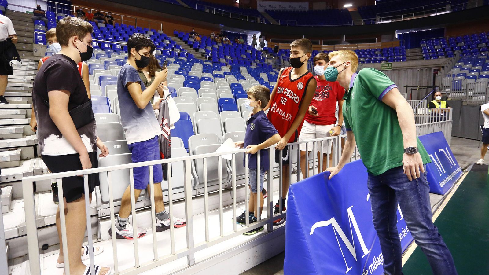 Alberto Díaz, con un grupo de aficionados.