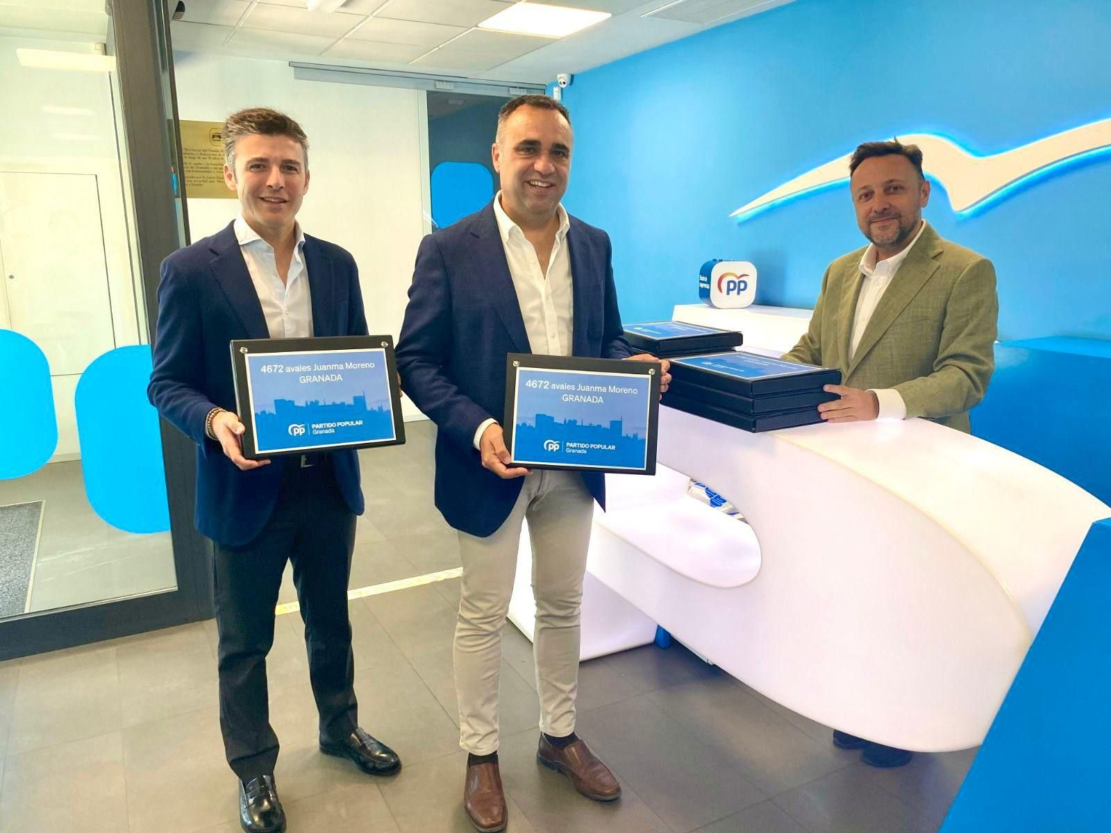 Francis Rodriguez y Jorge Saavedra presentando los avales del PP