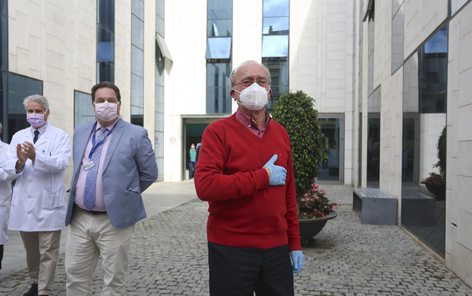 Las fotos del alcalde de Málaga a la salida del hospital junto al equipo médico