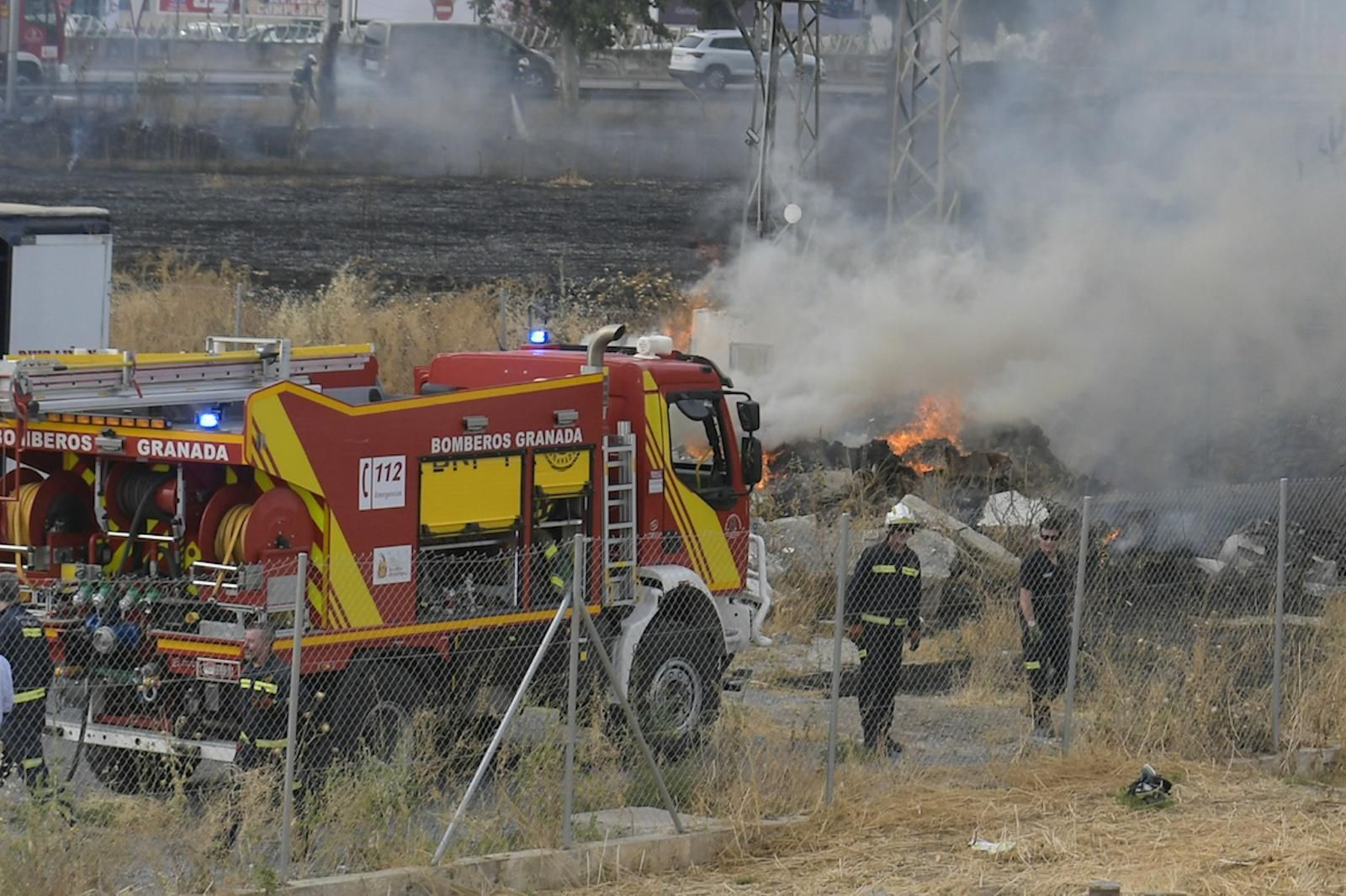 Los Bomberos de Granada trabajan en la extinción del incendio
