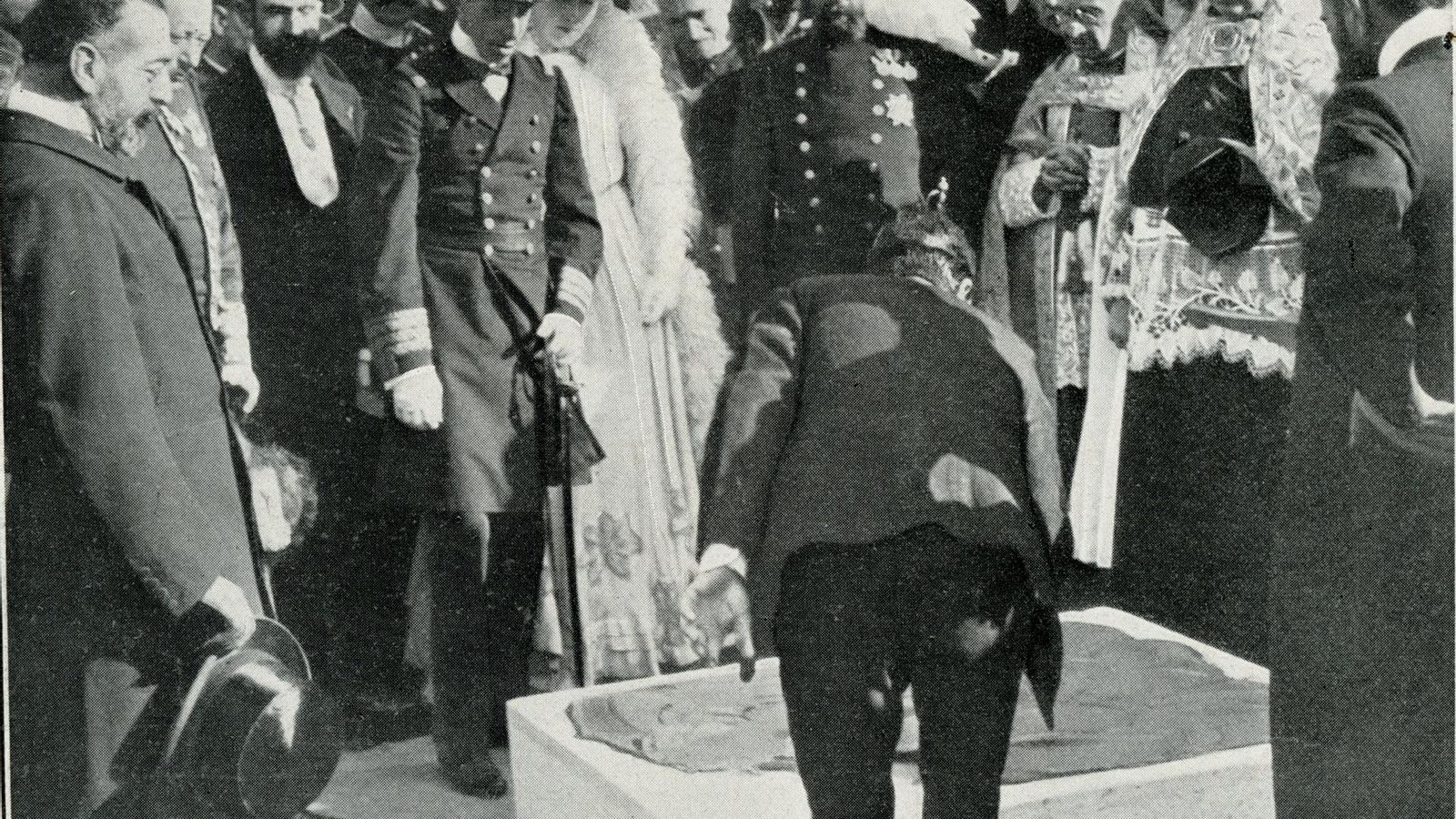 Fotograbado de revista del año 1913 que muestra al Rey Alfonso XIII al momento de colocar la primera piedra de los futuros depósitos.