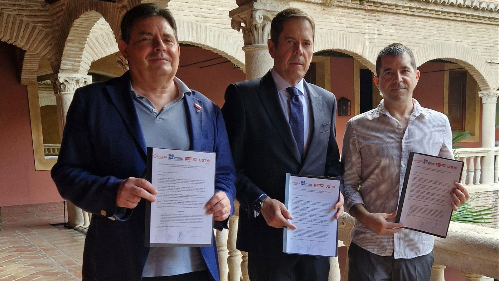 El acuerdo firmado por Luis Miguel Gutiérrez, secretario general de la UGT, Daniel Mesa, secretario general de CCOO, y Gerardo Cuerva, presidente de la CGE y de Cámara Granada El acuerdo firmado por Luis Miguel Gutiérrez, secretario general de la UGT, Daniel Mesa, secretario general de CCOO, y Gerardo Cuerva, presidente de la CGE y de Cámara Granada