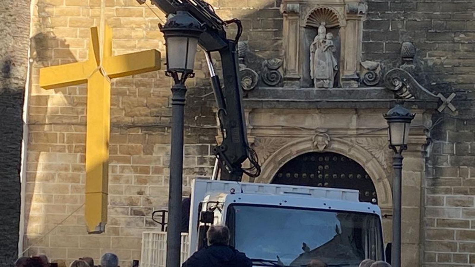 Un momento de la retirada de la cruz.