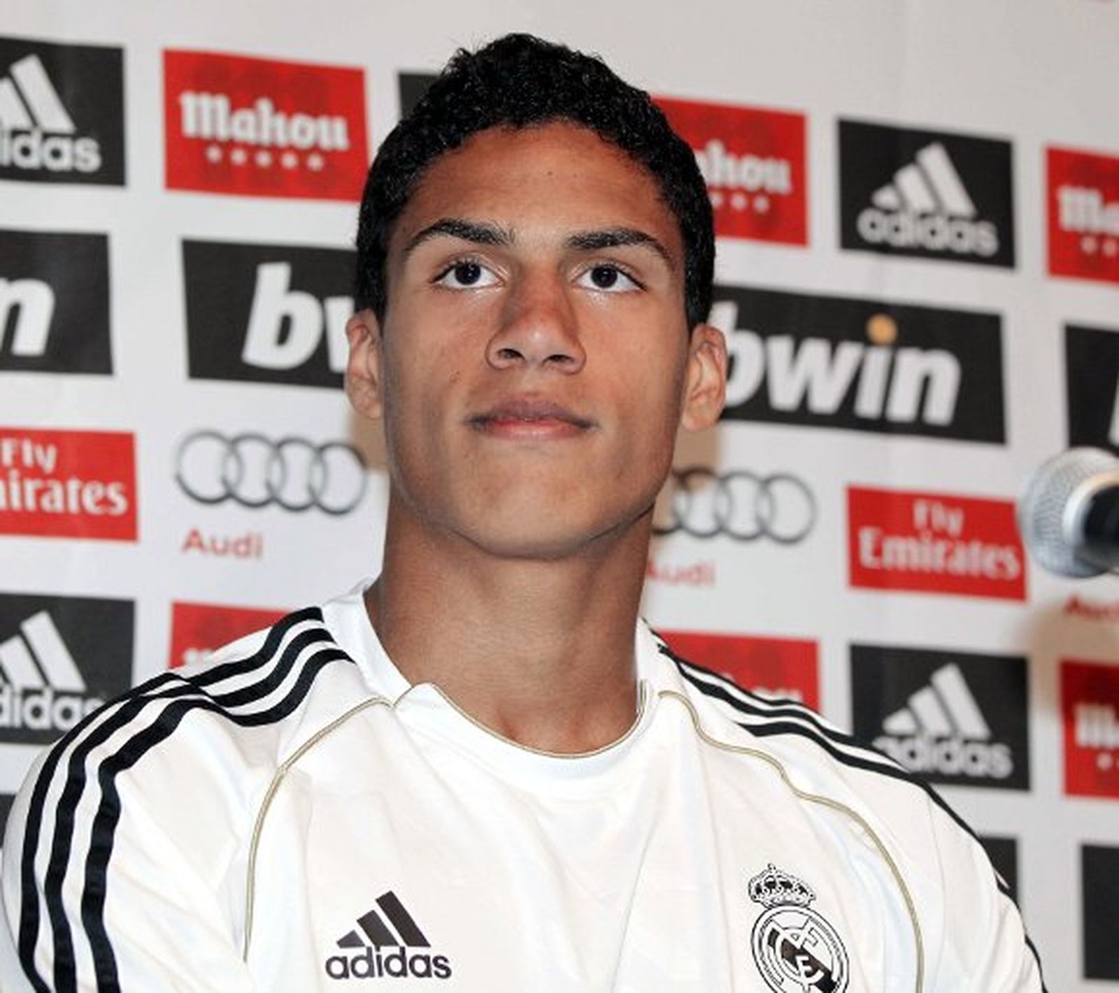 Varane: "Es impresionante que me comparen con Fernando Hierro"