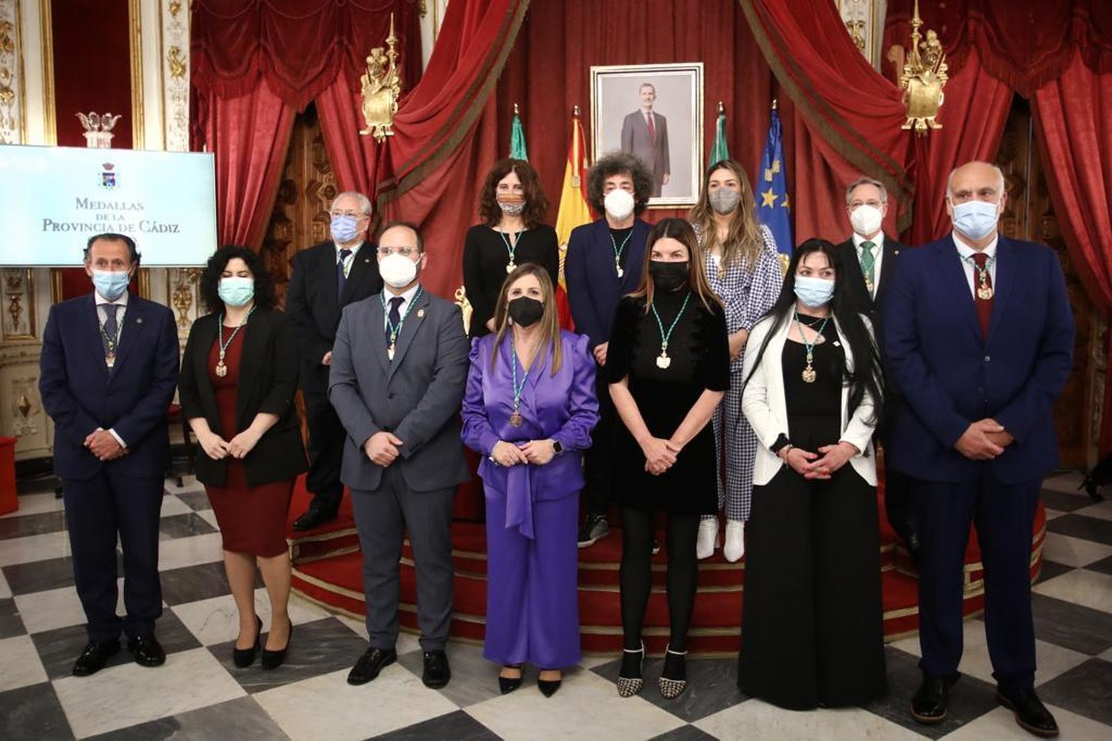 Foto de familia de los premiados en el Día de la provincia 2022.