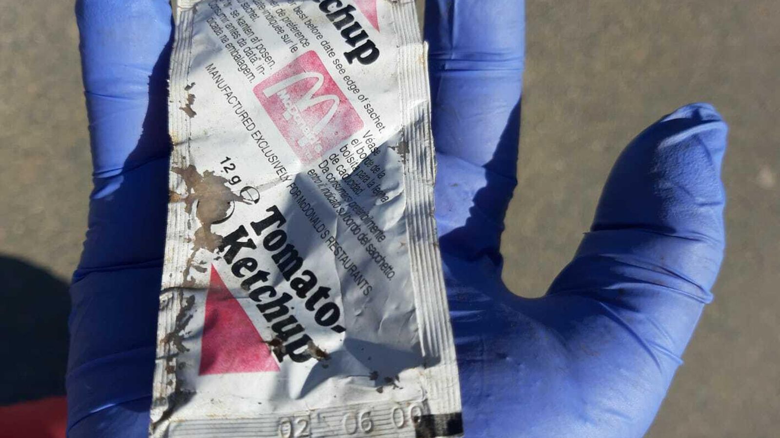 Un sobre de ketchup caducado en el año 2000.