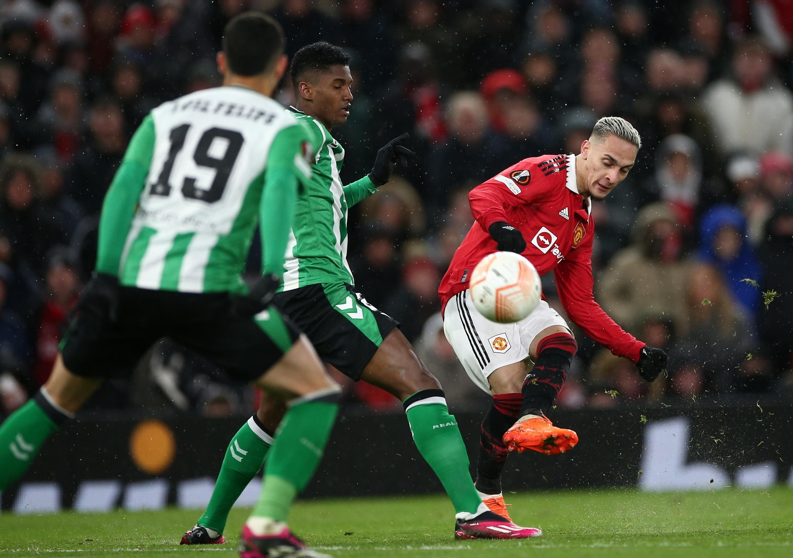 Antony, ante Abner, en el momento de golpear la pelota para hacer el 2-1.