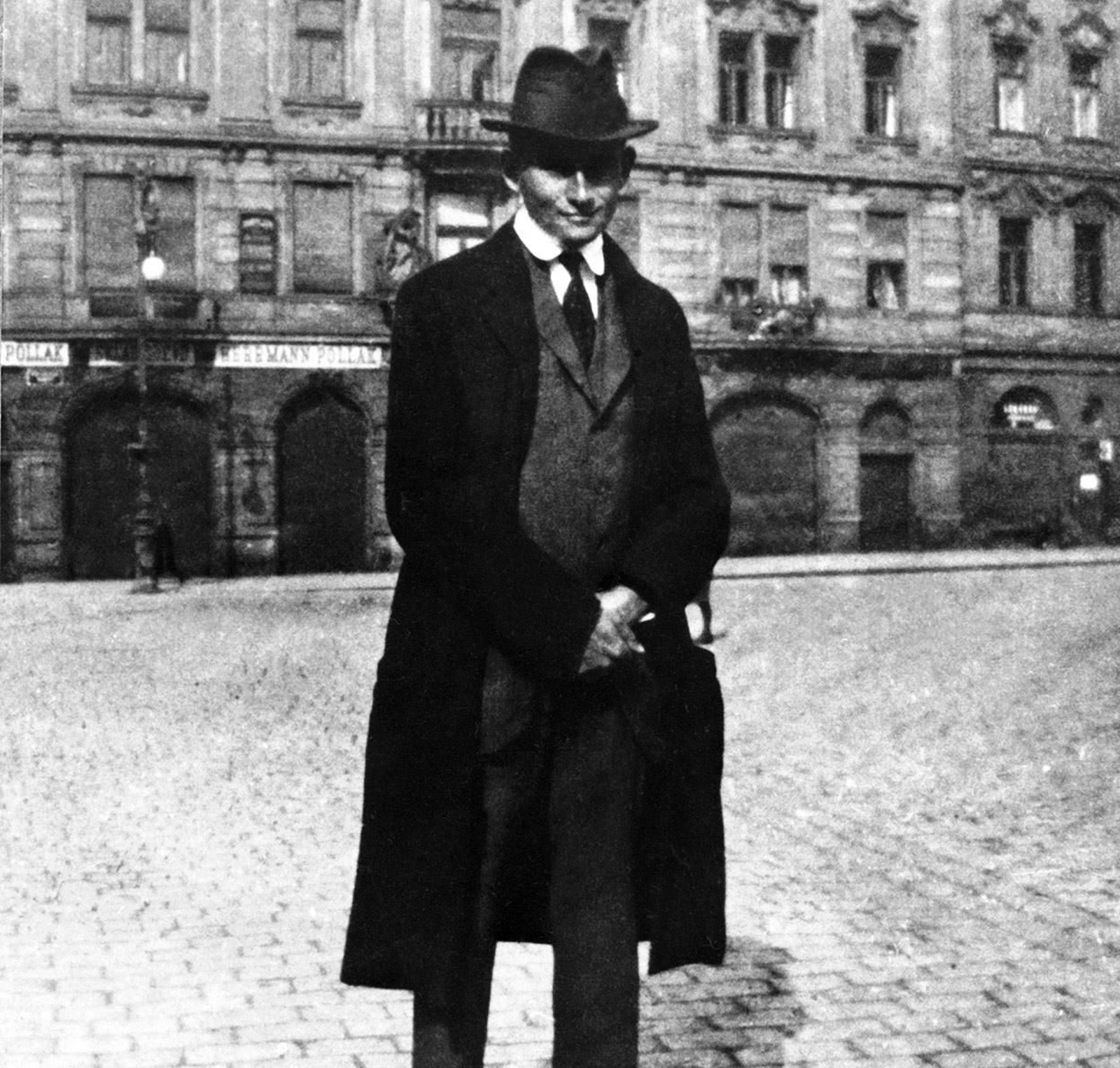 Imagen de Franz Kafka en su ciudad natal (Praga, 1883-Kierling,1924)