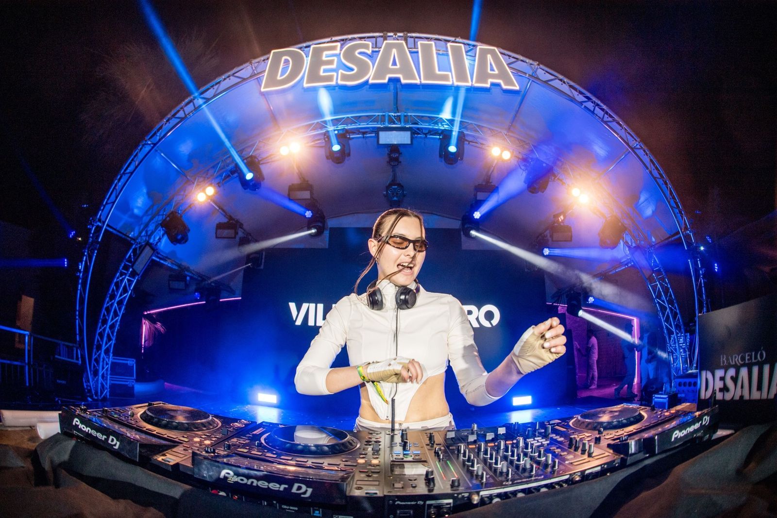 Una DJ durante una sesión.