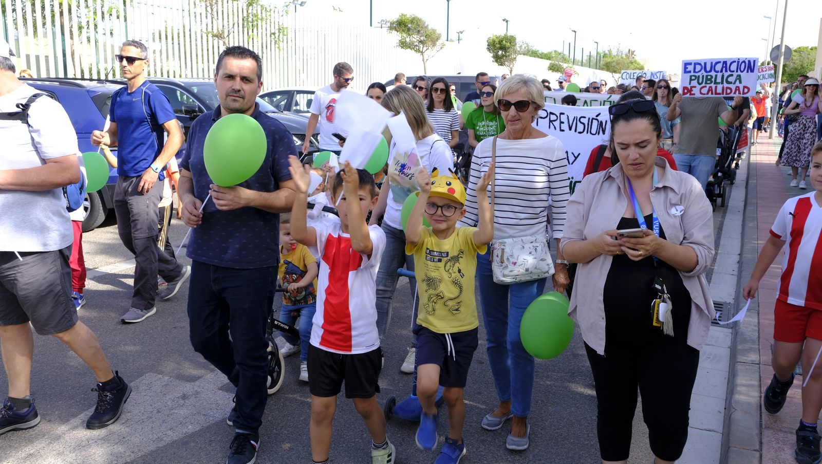 Imágenes de la manifestación de padres de la Vega de Acá solicitando un colegio nuevo