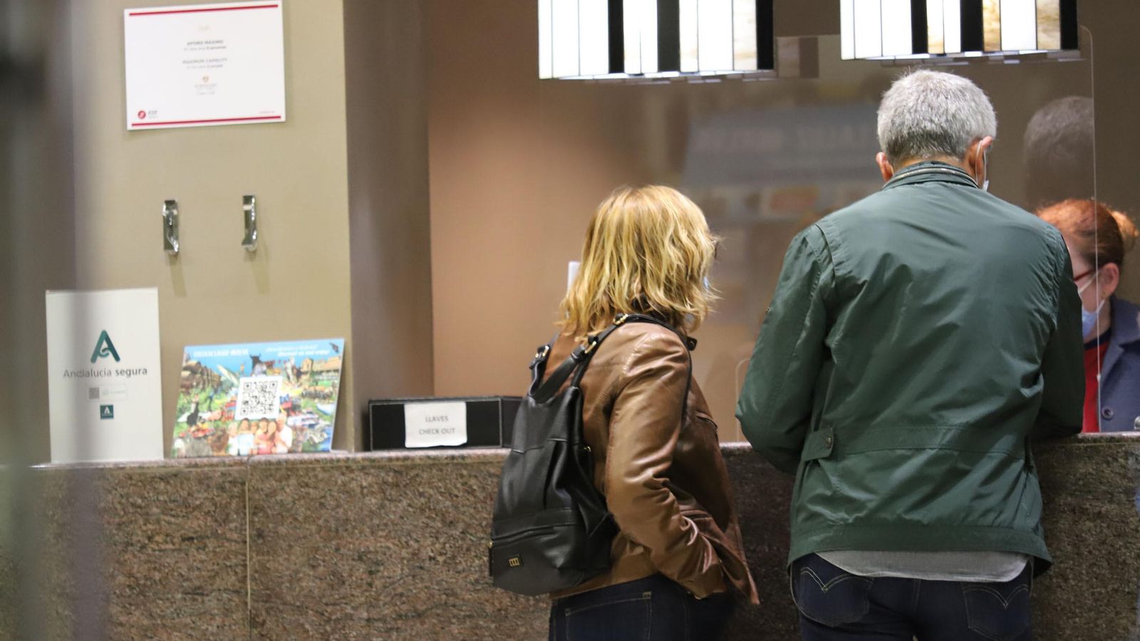 Dos visitantes llegan a un hotel de Huelva.