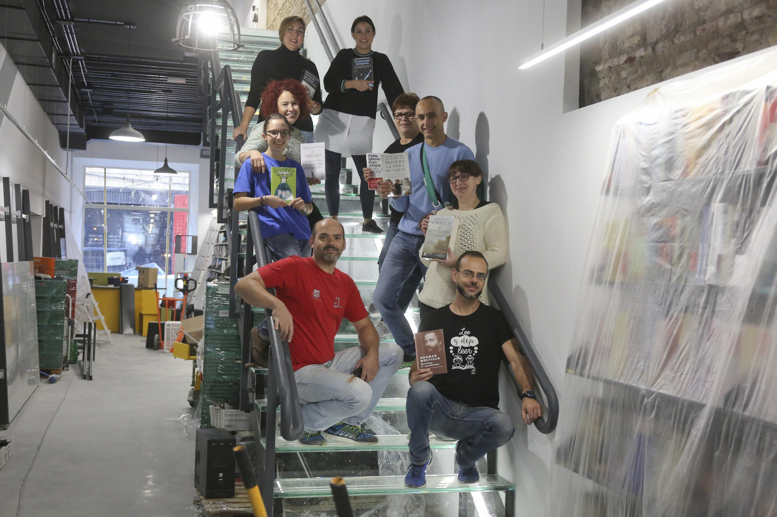El equipo de la de Librería Luces, en la escalera de la nueva sede.
