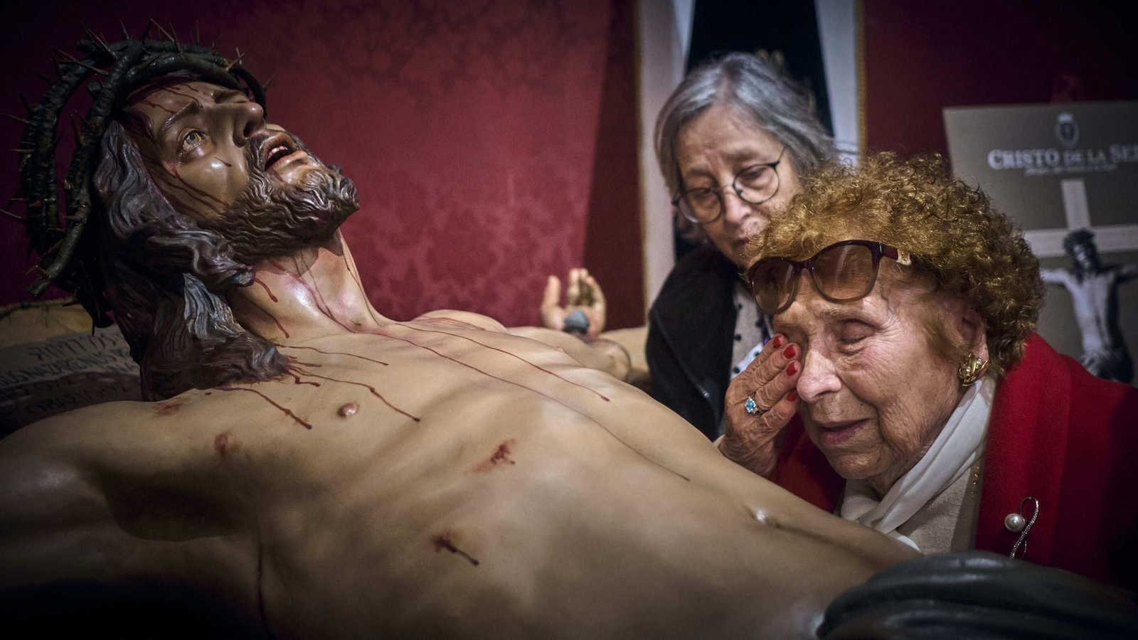 Usuarios de la Residencia Fragela  durante la visita al Cristo de las Sietes Palabras