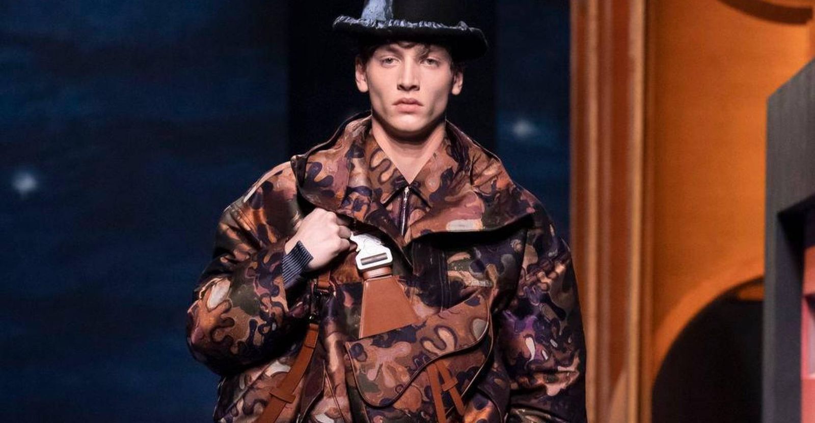 Detalle de una de las chaquetas militares renovadas de Dior.