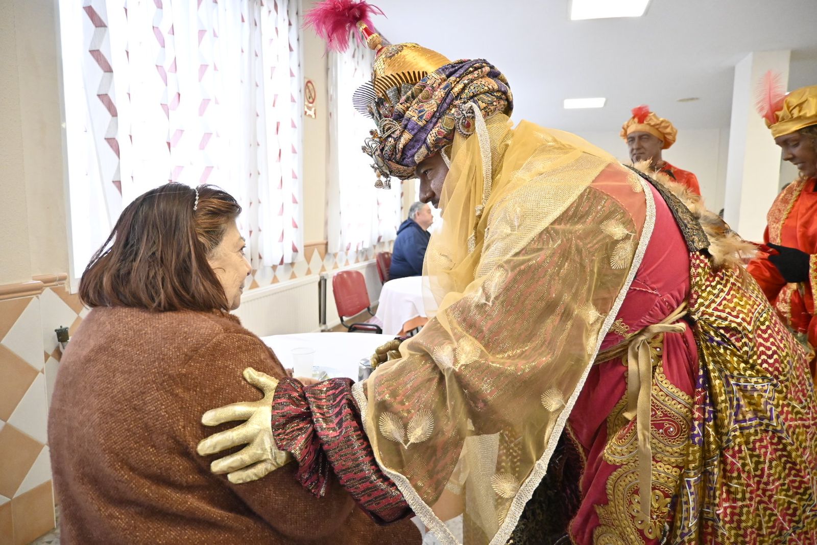 Recorrido fotográfico de los Reyes Magos por el hospital y los centros de mayores en la mañana del 5 de enero en Huelva