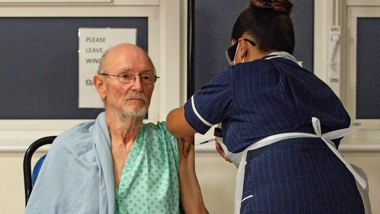 William Shakespeare, primer hombre en recibir la vacuna