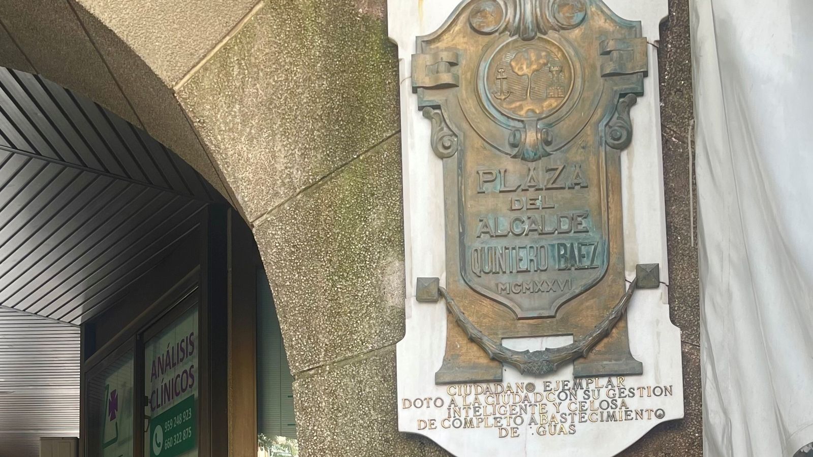 Placa homenaje al alcalde Quintero Báez en La Palmera