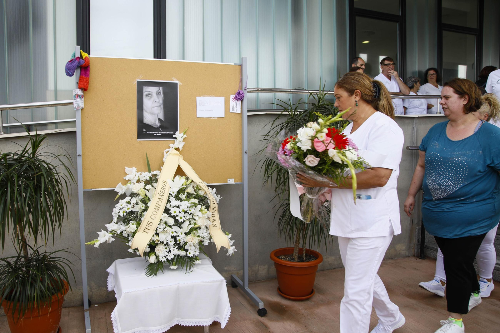 Las imágenes de la concentracion por el asesinato de Maria Nieves GP en la residencia del Zapillo en Almería