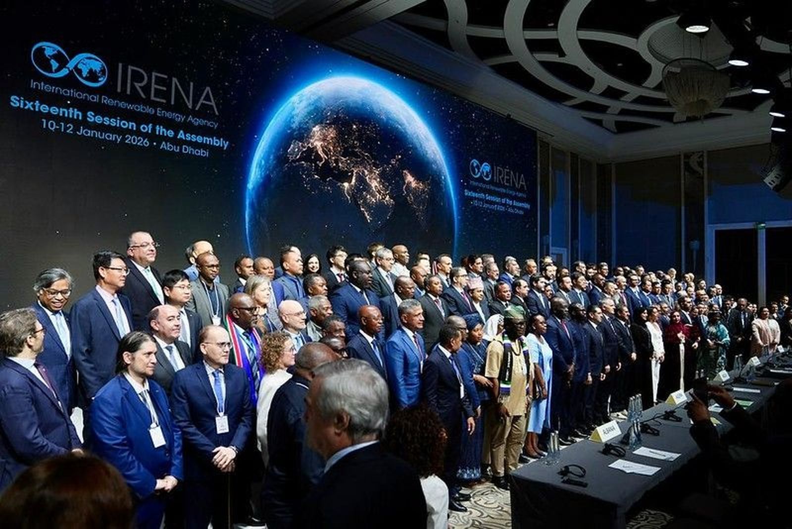 Foto de los participiantes durante la clausura de la reunión celebrada en Abu Dhabi.