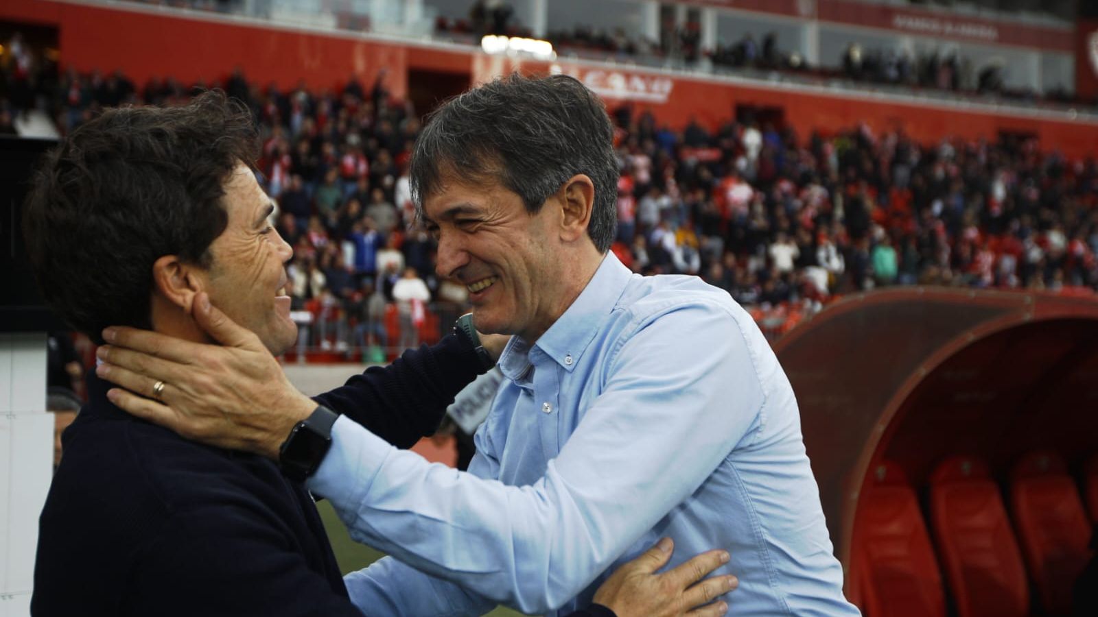 Pacheta y Rubi se saludan antes del inicio de las hostilidades en los Juegos Mediterráneos.