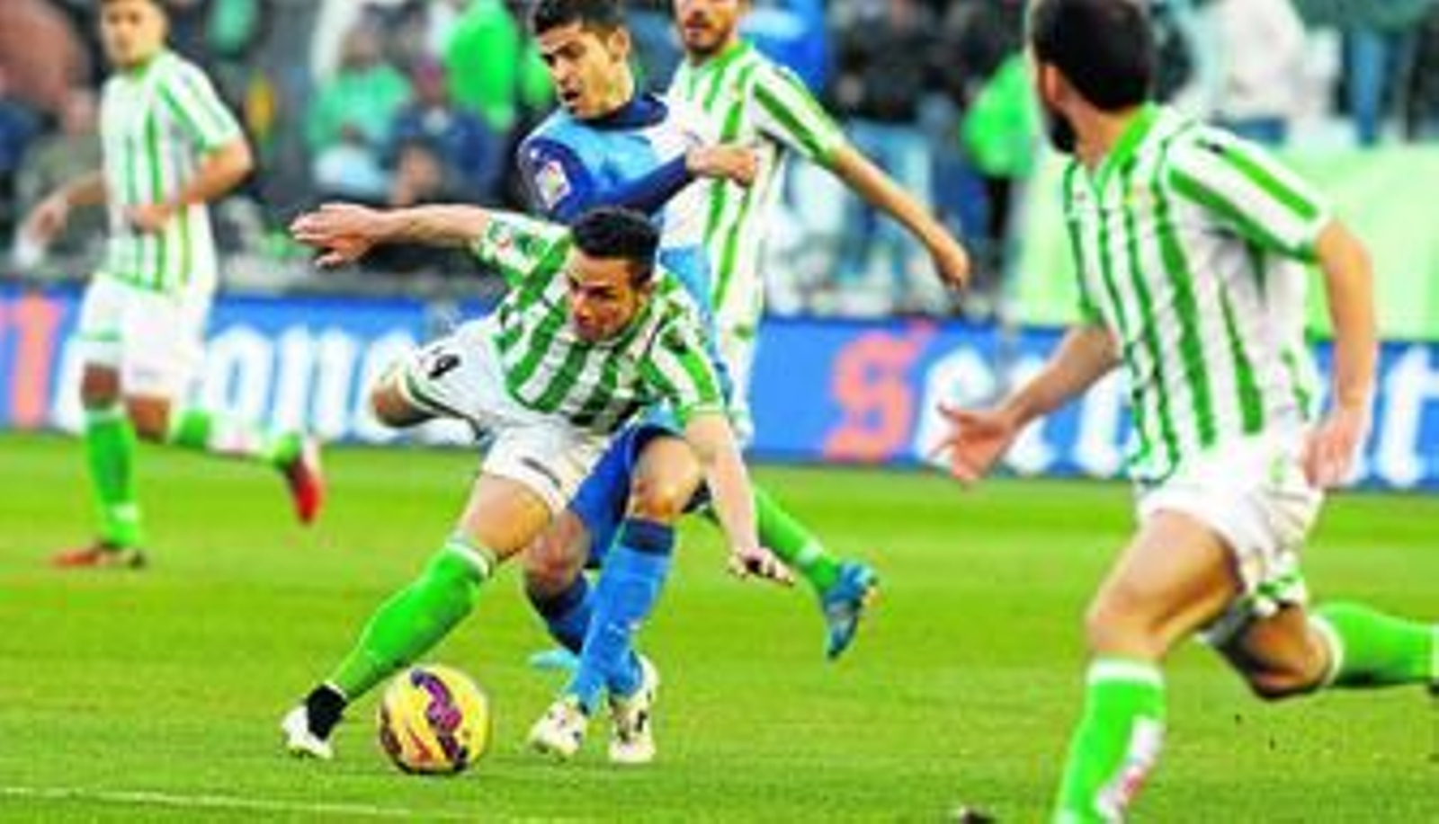 Rubén Castro supera una tarascada de Eguaras en la medular del campo.