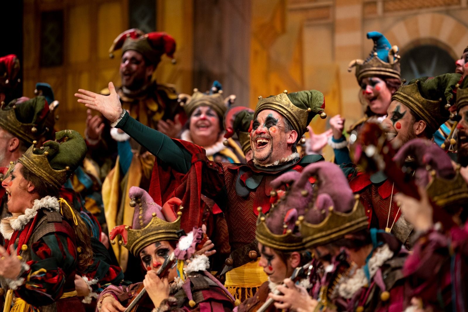 Antonio Bayón, autor de la letra de 'La fiesta de los locos', durante la actuación.