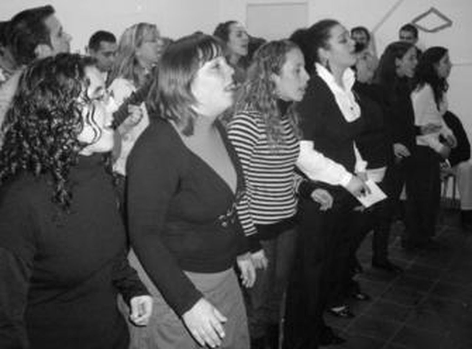 Un momento del ensayo de la comparsa femenina que actuará en el teatro campillero.