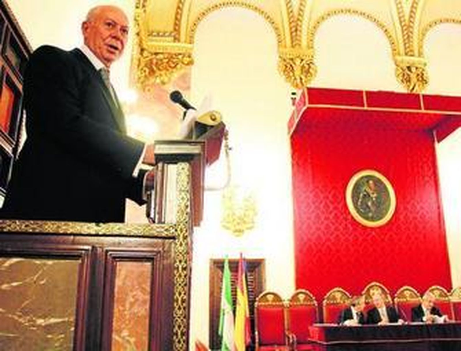 Carvajal, ayer, en el acto de apertura del nuevo curso de la Academia de Buenas Letras.