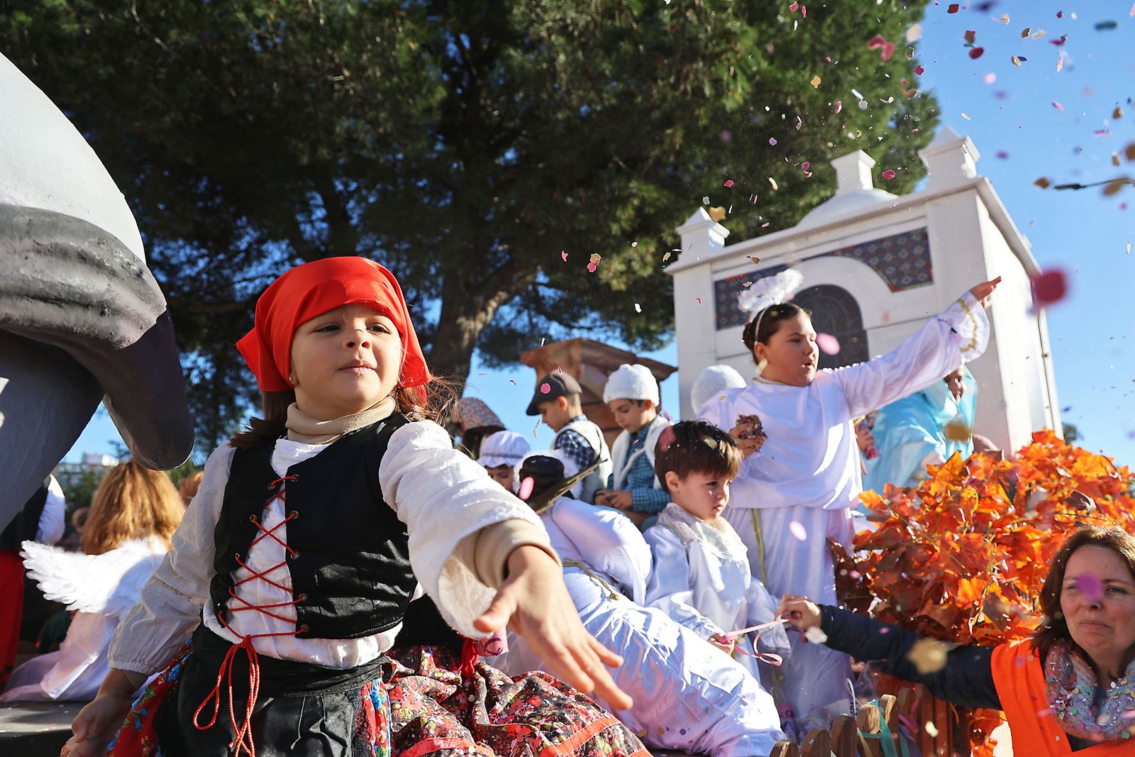 Las mejores fotografías de la salida y recorrido de la cabalgata de Reyes Magos 2026
